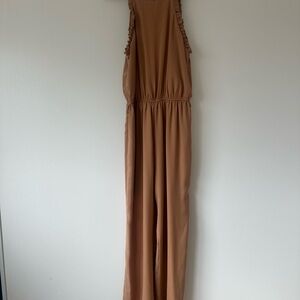 ANDREE BY UNIT Sleeveless Ruffle-Trim Wide-Leg Jumpsuit in Camel